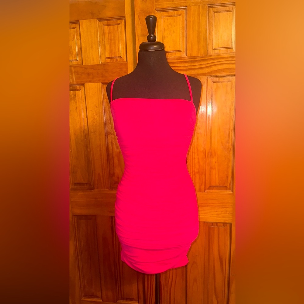 Hot Pink Spaghetti Strap Body con Ruched Mini Party Dress
